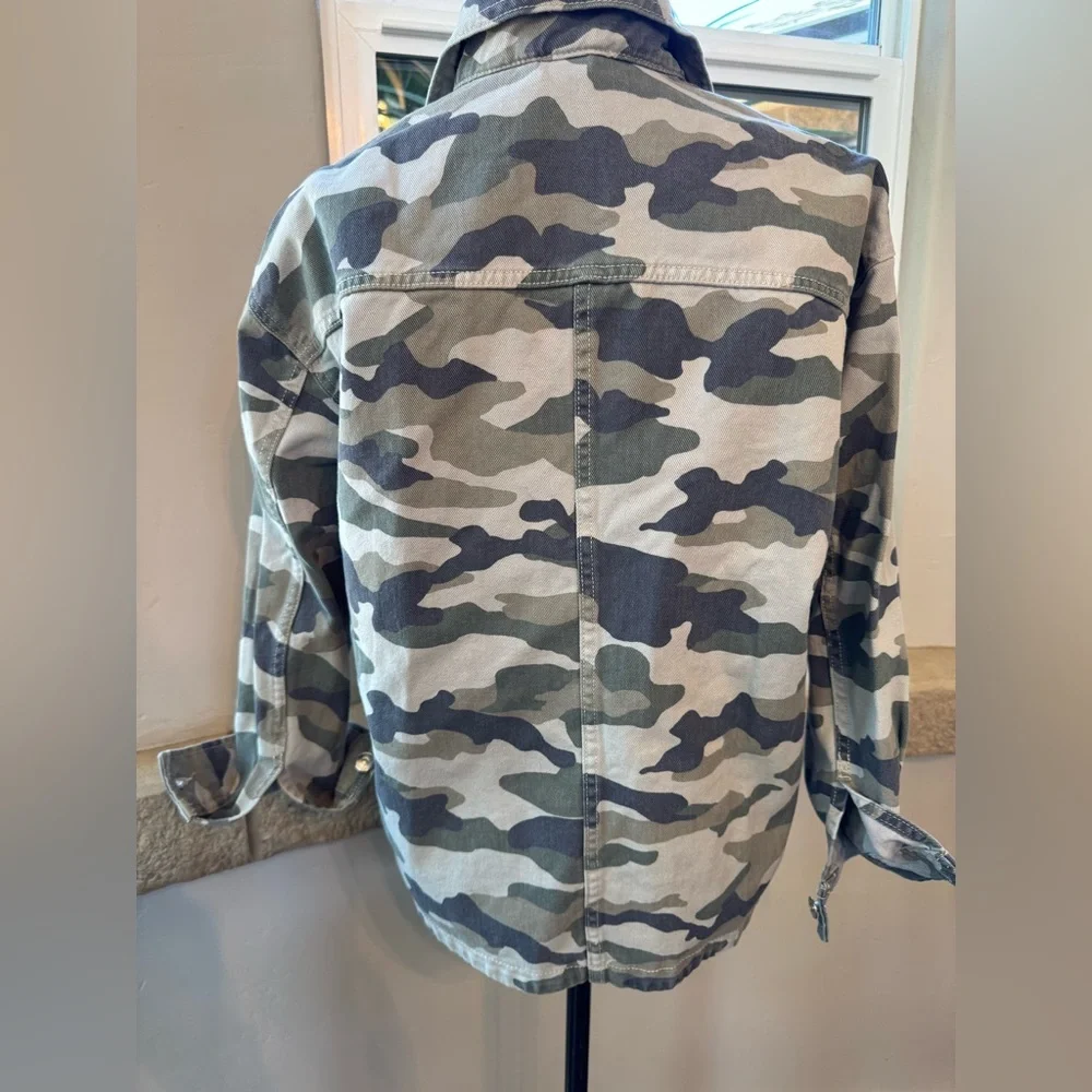H&M - DIVIDED Camouflage Camo Lightweight Jacket Women’s Size Small